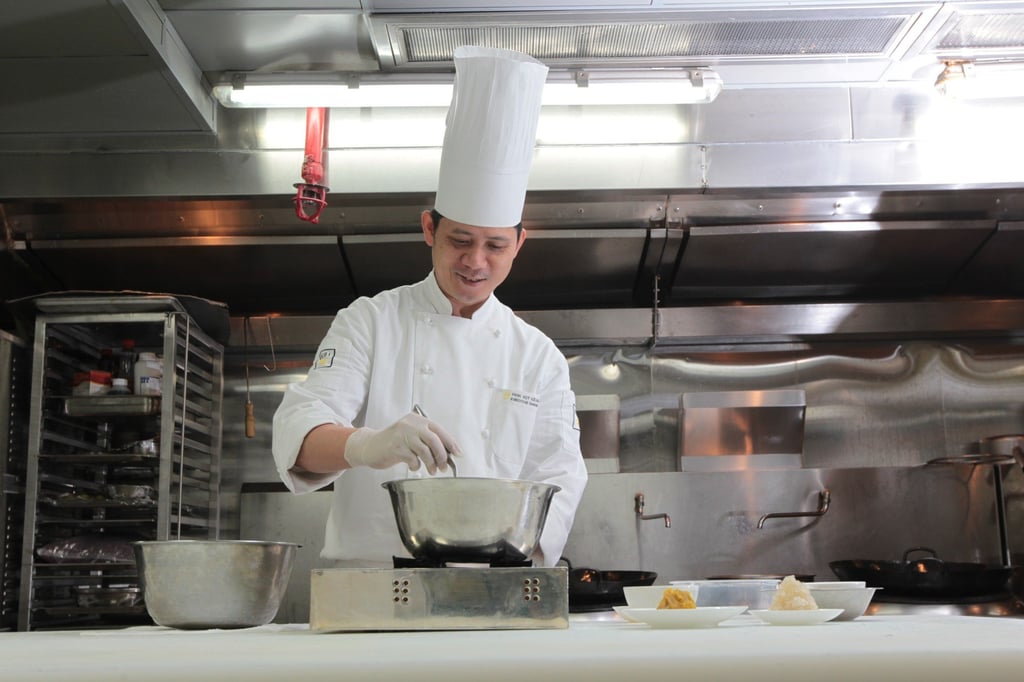 Mok Kit-keung, at the time executive Chinese chef at Shang Palace at the Kowloon Shangri-La hotel in Hong Kong, demonstrates how to make bird’s nest and kaya pudding in 2015. Photo: Bruce Yan Mok Kit-keung, at the time executive Chinese chef at Shang Palace at the Kowloon Shangri-La hotel in Hong Kong, demonstrates how to make bird’s nest and kaya pudding in 2015. Photo: Bruce Yan