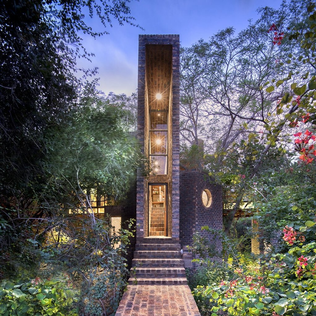 The House of the Big Arch disappears into the canopy of a South African nature reserve. Photo: Frankie Pappas The House of the Big Arch disappears into the canopy of a South African nature reserve. Photo: Frankie Pappas