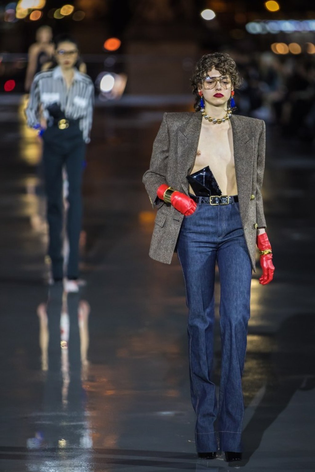 Models present creations from the spring/summer 2022 ready-to-wear collection by Saint Laurent fashion house in front of the Eiffel Tower during Paris Fashion Week, in Paris, France, on September 28. Photo: EPA-EFE Models present creations from the spring/summer 2022 ready-to-wear collection by Saint Laurent fashion house in front of the Eiffel Tower during Paris Fashion Week, in Paris, France, on September 28. Photo: EPA-EFE