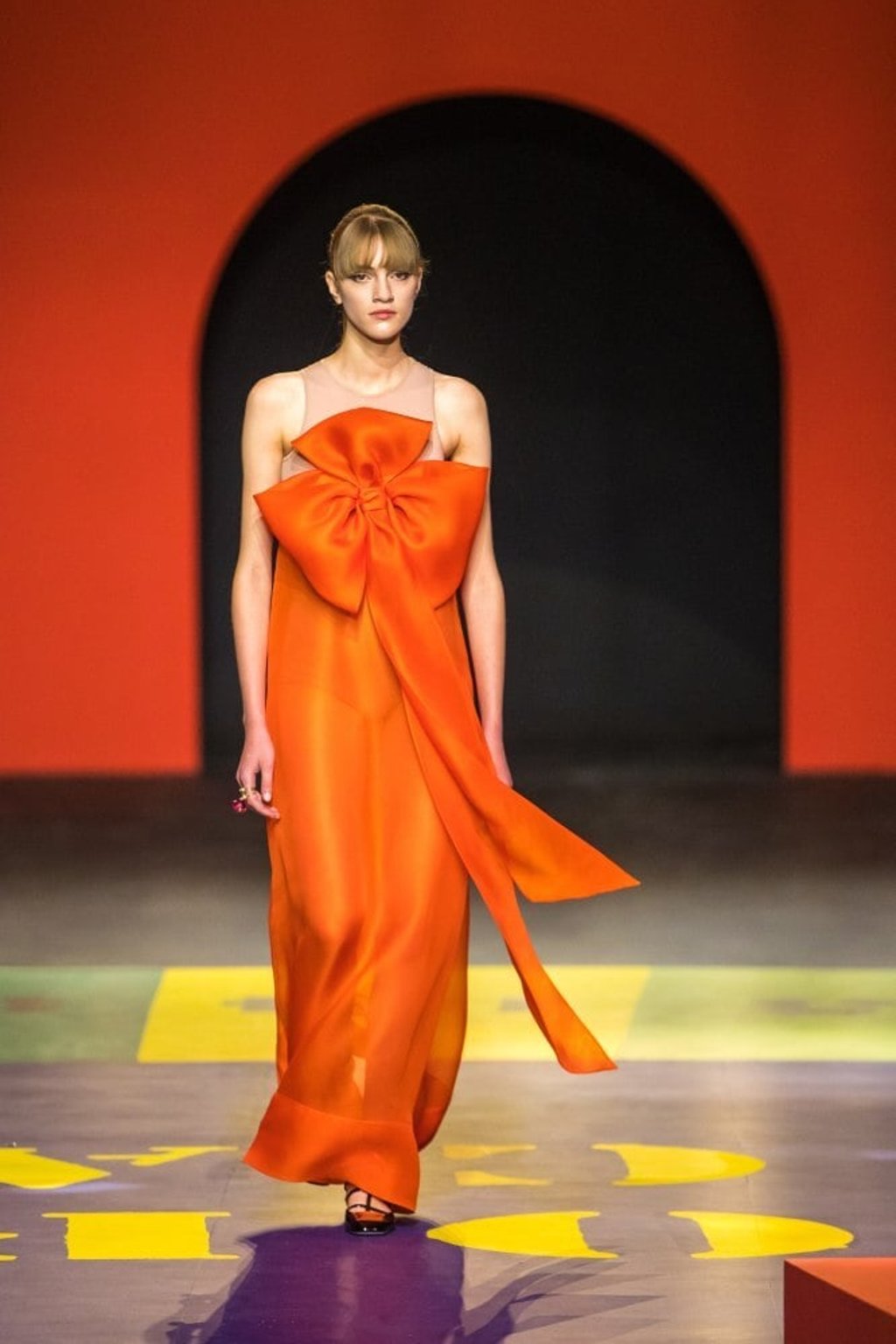 A model presents a creation from the Spring-Summer 2022 Ready-to-Wear collection by Italian designer Maria Grazia Chiuri for Dior fashion house, during the Paris Fashion Week, on September 28. Photo: EPA-EFE A model presents a creation from the Spring-Summer 2022 Ready-to-Wear collection by Italian designer Maria Grazia Chiuri for Dior fashion house, during the Paris Fashion Week, on September 28. Photo: EPA-EFE