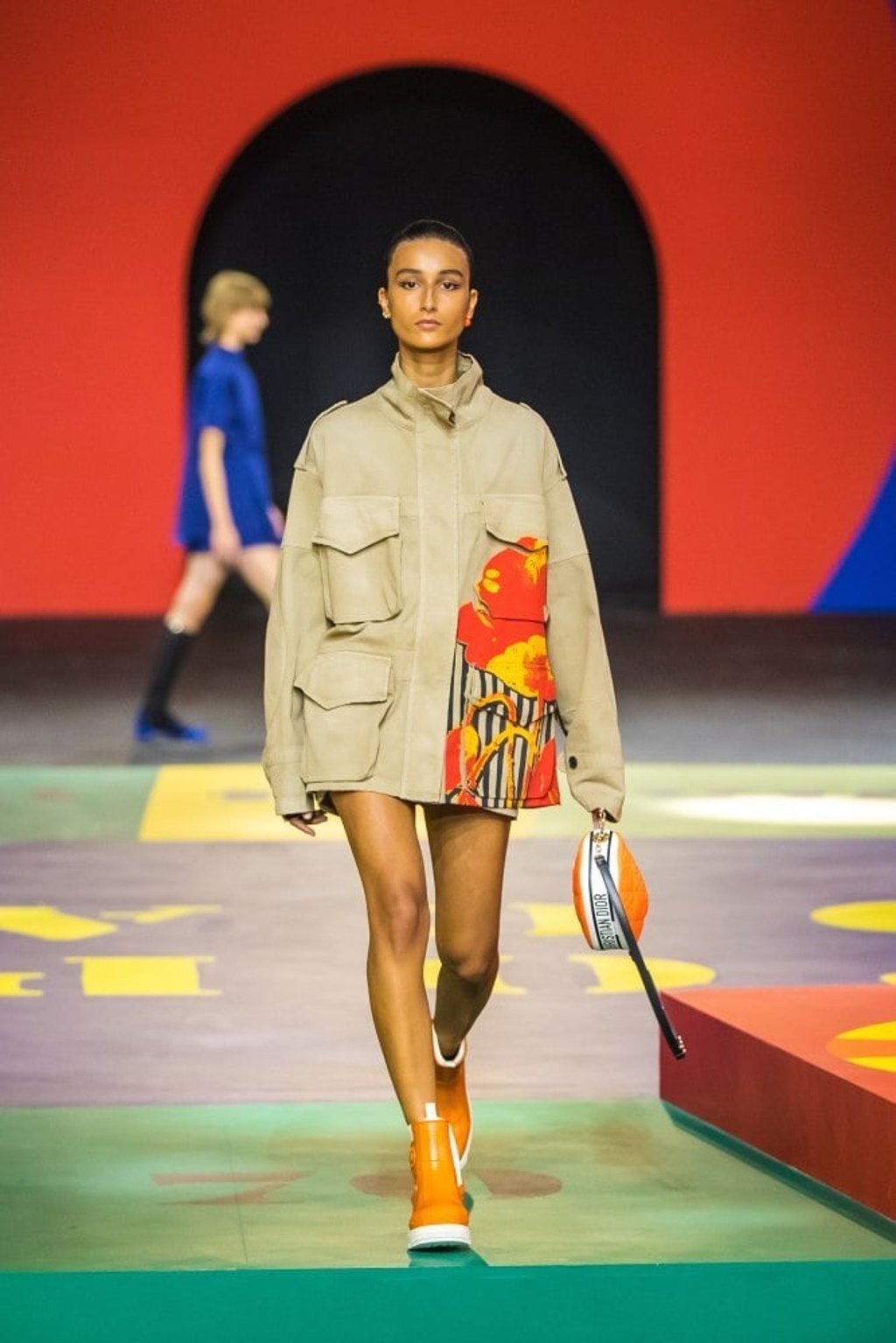 A model presents a creation from the Spring-Summer 2022 Ready-to-Wear collection by Italian designer Maria Grazia Chiuri for Dior fashion house, during the Paris Fashion Week, on September 28. Photo: EPA-EFE A model presents a creation from the Spring-Summer 2022 Ready-to-Wear collection by Italian designer Maria Grazia Chiuri for Dior fashion house, during the Paris Fashion Week, on September 28. Photo: EPA-EFE