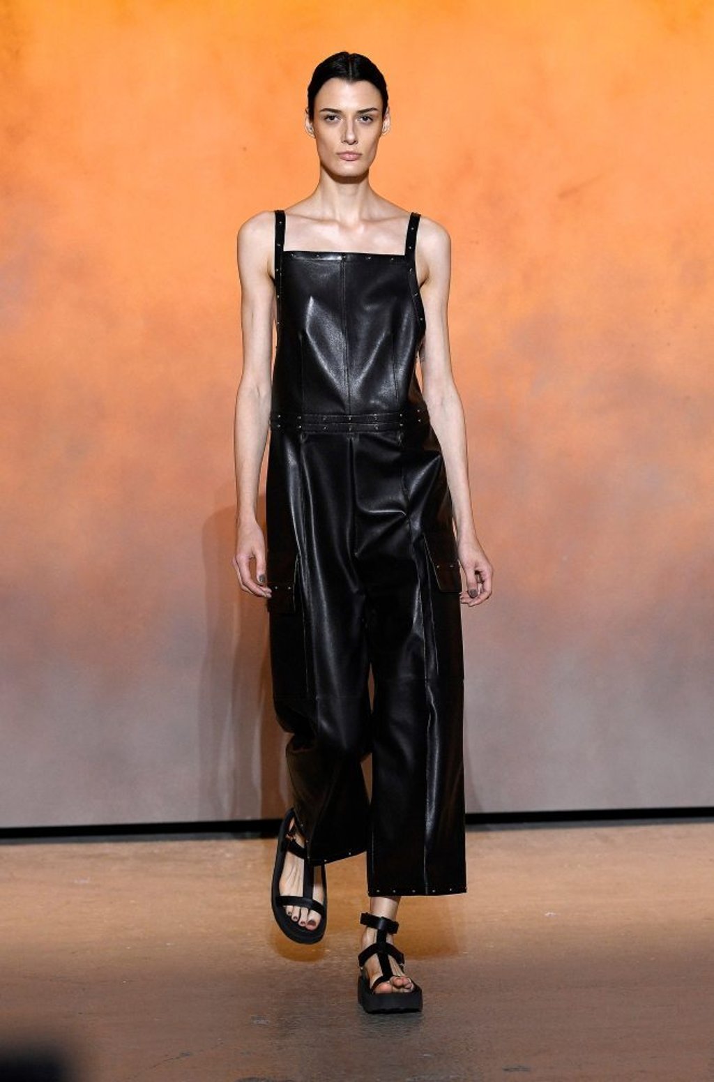 A model presents a creation from the spring/summer 2022 ready-to-wear collection for Hermès during Paris Fashion Week in Paris, France, on October 2. Photo: Xinhua A model presents a creation from the spring/summer 2022 ready-to-wear collection for Hermès during Paris Fashion Week in Paris, France, on October 2. Photo: Xinhua