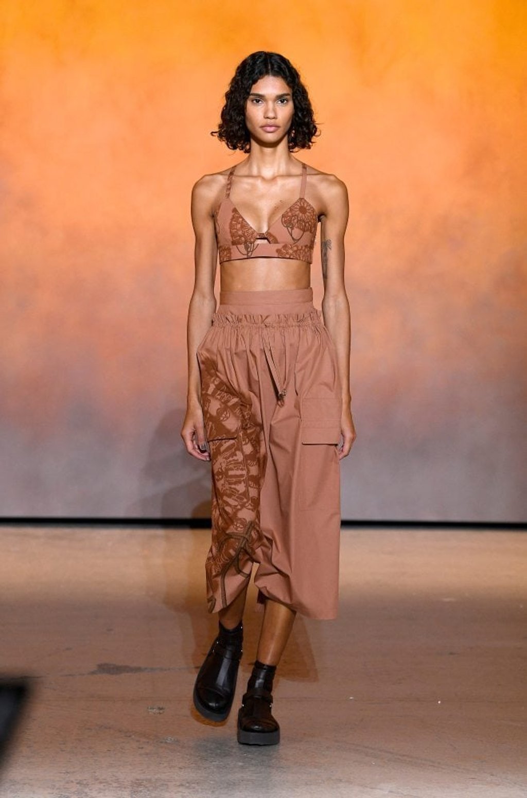 A model presents a creation from the spring/summer 2022 ready-to-wear collection for Hermès during Paris Fashion Week in Paris, France, on October 2. Photo: Xinhua A model presents a creation from the spring/summer 2022 ready-to-wear collection for Hermès during Paris Fashion Week in Paris, France, on October 2. Photo: Xinhua