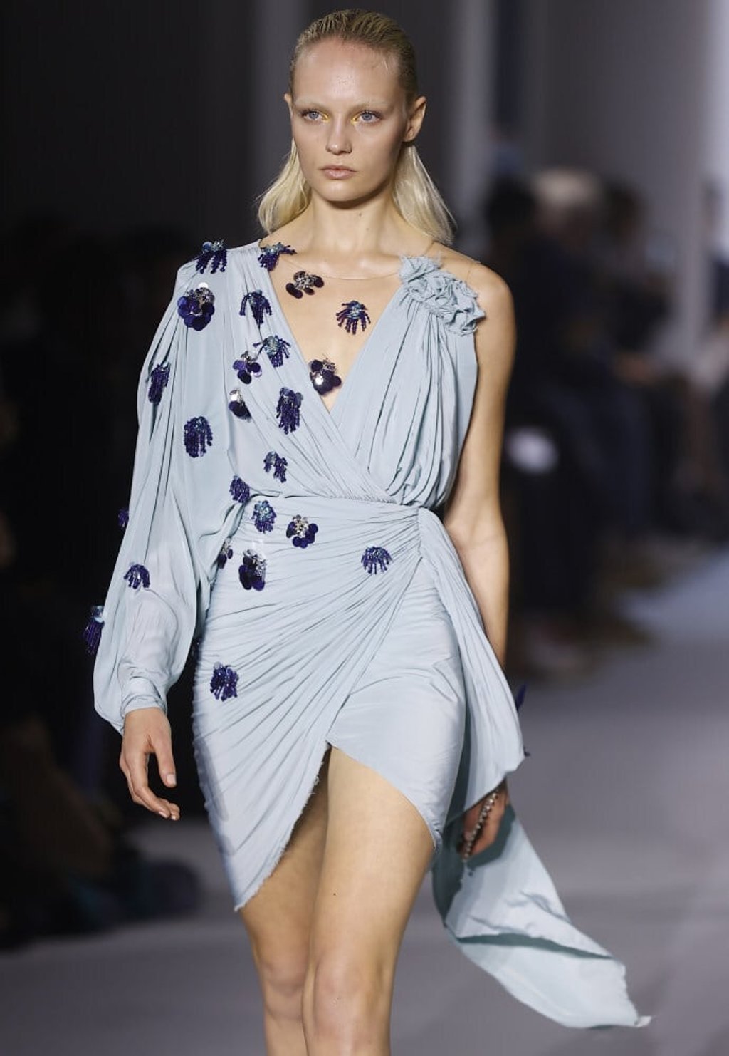 A model presents a creation during the spring/summer 2022 ready-to-wear collection for Lanvin presented as part of Paris Fashion Week in Paris, France, on October 3. Photo: Xinhua A model presents a creation during the spring/summer 2022 ready-to-wear collection for Lanvin presented as part of Paris Fashion Week in Paris, France, on October 3. Photo: Xinhua