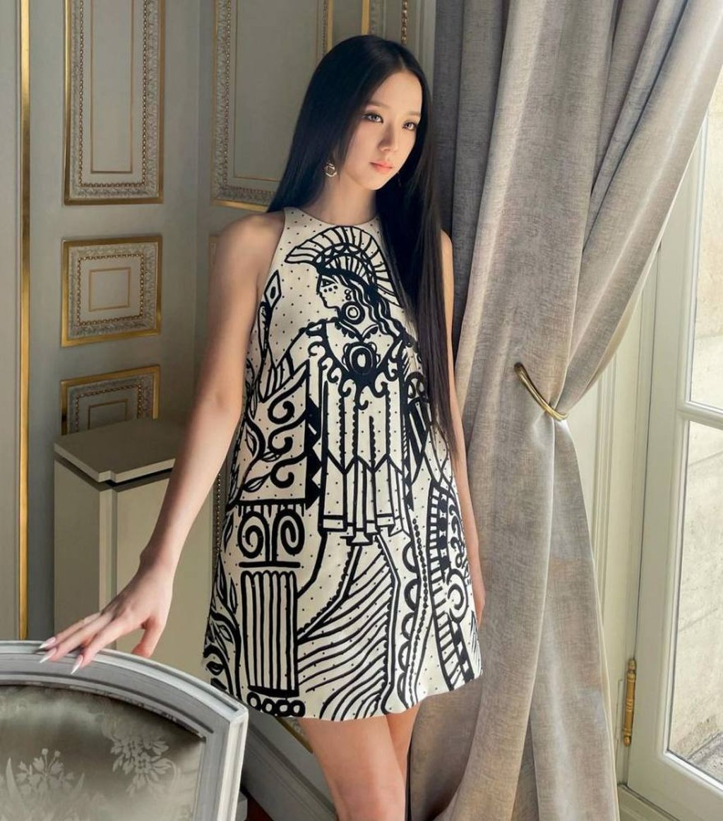 Jisoo wore an Athena embroidered dress from Dior. Photo: @sooyaaa___/Instagram Jisoo wore an Athena embroidered dress from Dior. Photo: @sooyaaa___/Instagram