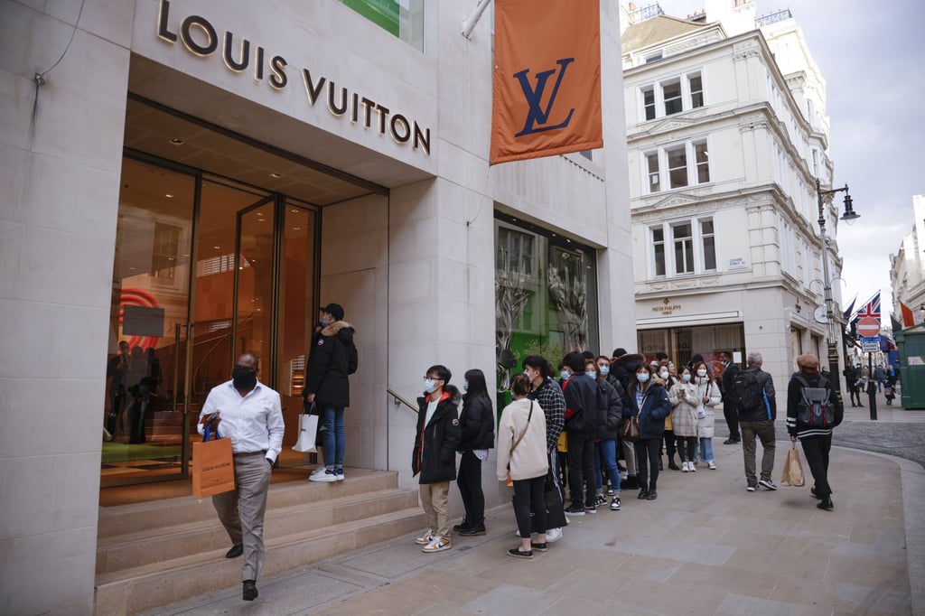 Shoppers wait in line to enter a Louis Vuitton store in London, UK, on April 12. Photo: Bloomberg