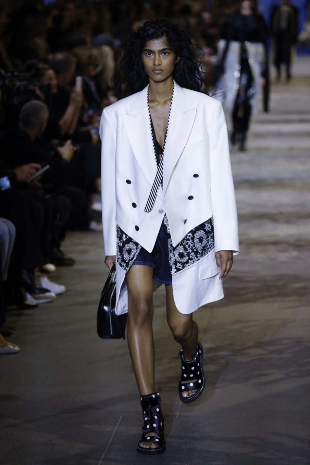 A model presents a creation from the spring/summer 2022 ready-to-wear collection by French designer Nicolas Ghesquiere for Louis Vuitton during Paris Fashion Week, in Paris, France, on October 5. Photo: EPA-EFE A model presents a creation from the spring/summer 2022 ready-to-wear collection by French designer Nicolas Ghesquiere for Louis Vuitton during Paris Fashion Week, in Paris, France, on October 5. Photo: EPA-EFE