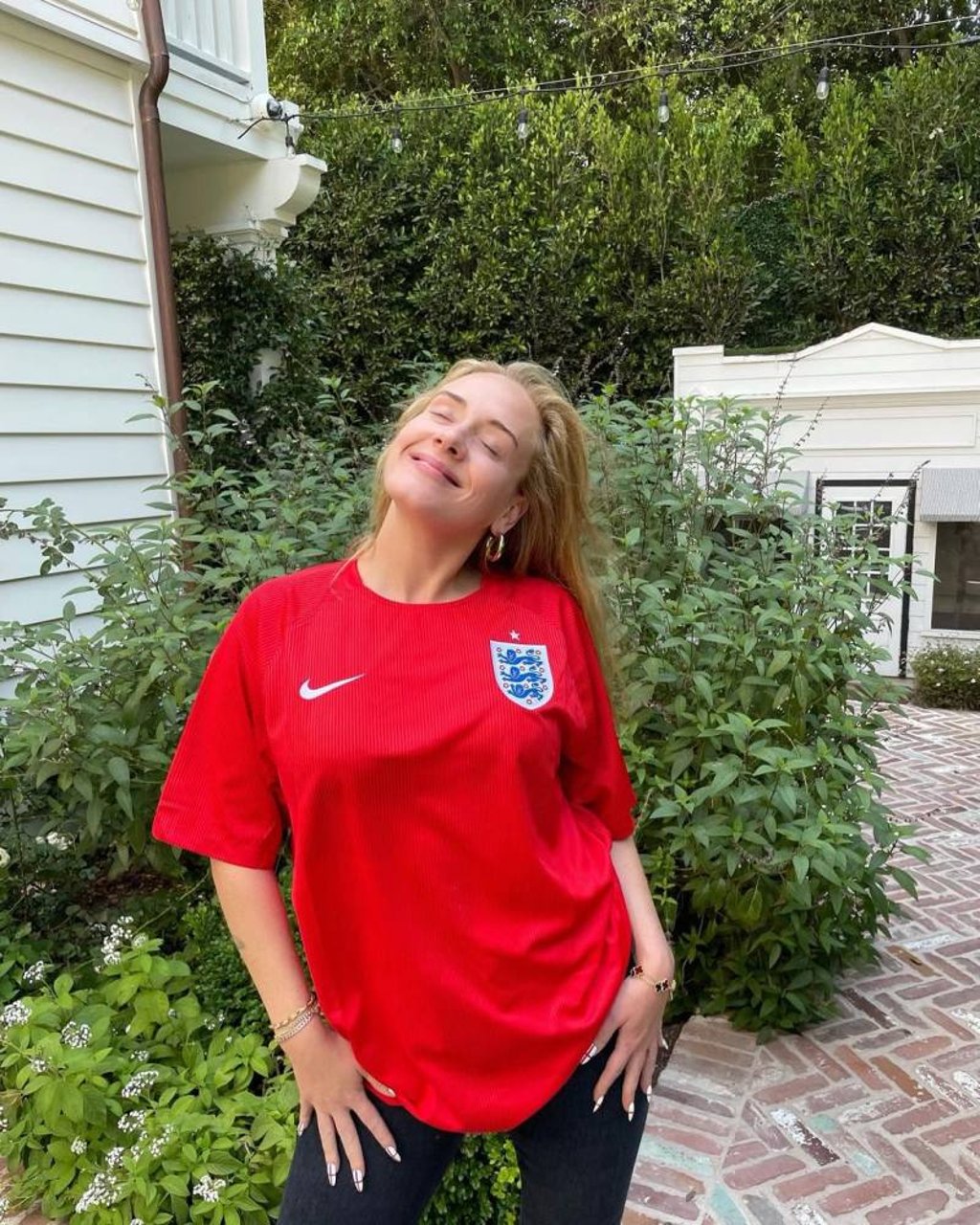 Adele posted a photo of herself in an England shirt after the team’s did well in the recent World Cup. Photo: @adele/Instagram Adele posted a photo of herself in an England shirt after the team’s did well in the recent World Cup. Photo: @adele/Instagram