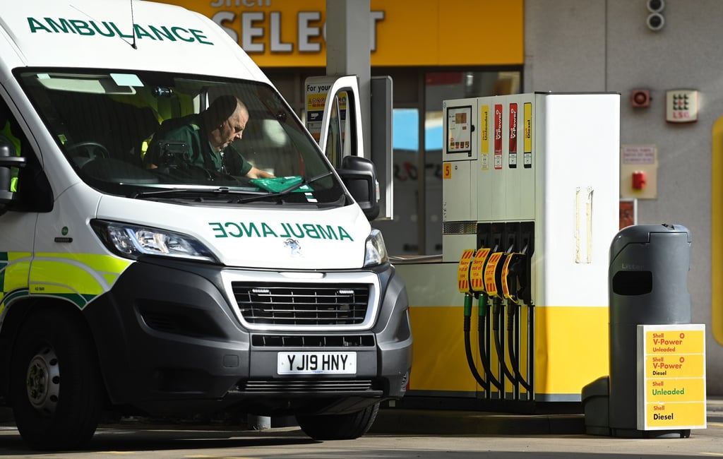 An ambulance driver stops at a petrol station in London. Photo: EPA-EFE An ambulance driver stops at a petrol station in London. Photo: EPA-EFE