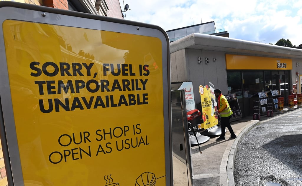 A sign warns customers of fuel shortages at a petrol station in London on October 5. Fuel prices in Britain have hit an eight-year high amid the energy crisis. Photo: EPA-EFE