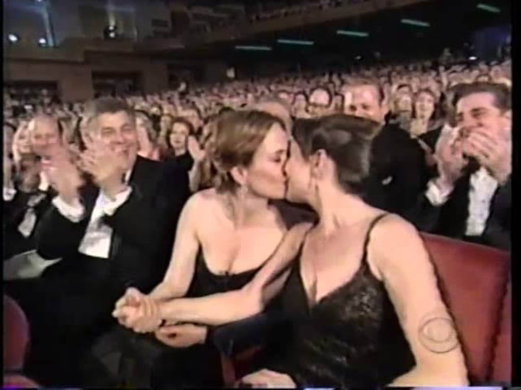 Sarah Paulson kissed her then-girlfriend Cherry Jones at the 2005 Tony Awards. Photo: YouTube