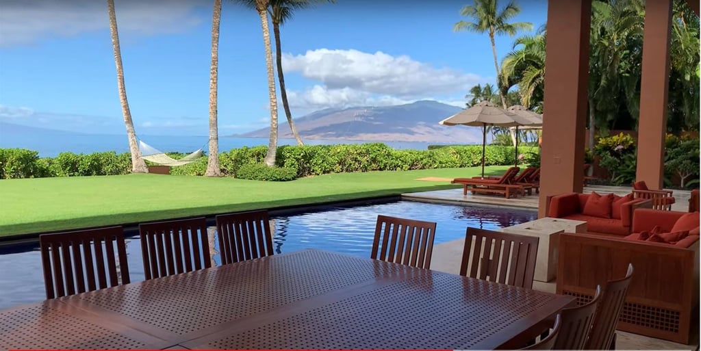 Jeff Bezos’ Hawaii mansion has a large pool that looks out towards a gorgeous view. Photo: @emauirealestate/YouTube Jeff Bezos’ Hawaii mansion has a large pool that looks out towards a gorgeous view. Photo: @emauirealestate/YouTube