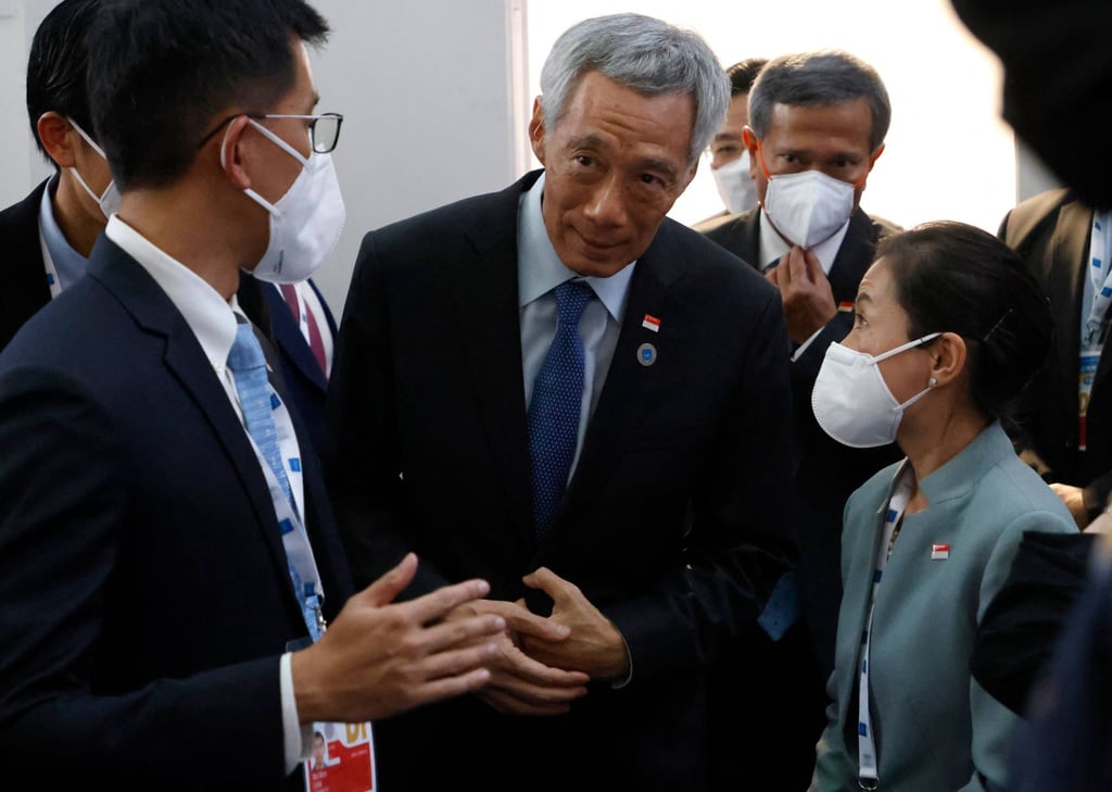 Singapore Prime Minister Lee Hsien Loong speaks with officials in Rome on the sidelines of the G20 Summit. Photo: AFP Singapore Prime Minister Lee Hsien Loong speaks with officials in Rome on the sidelines of the G20 Summit. Photo: AFP