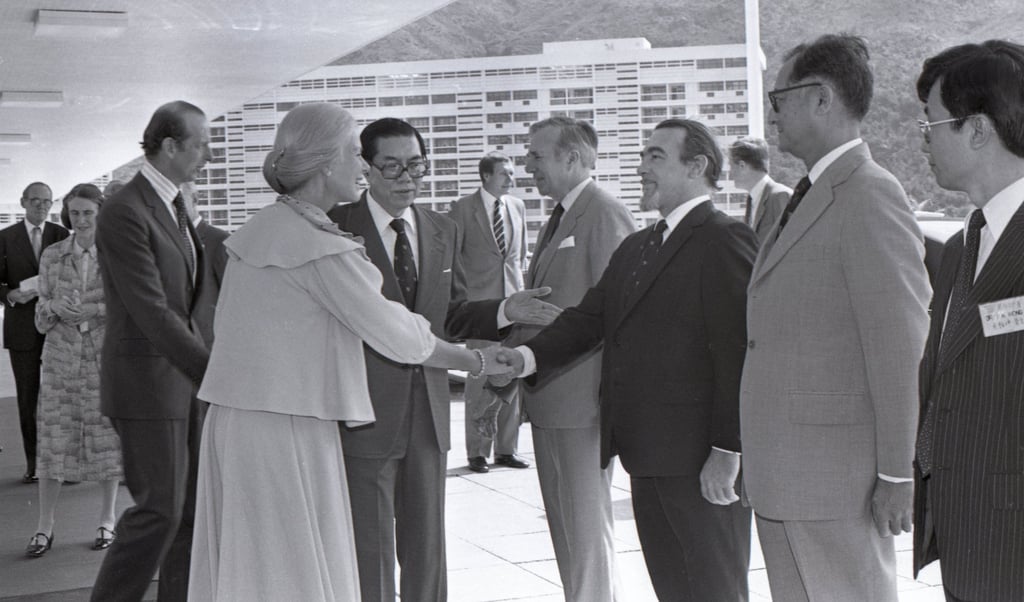 The Duchess of Kent shakes hands with government officials at the Prince of Wales Hospital. Photo: Chan Kiu