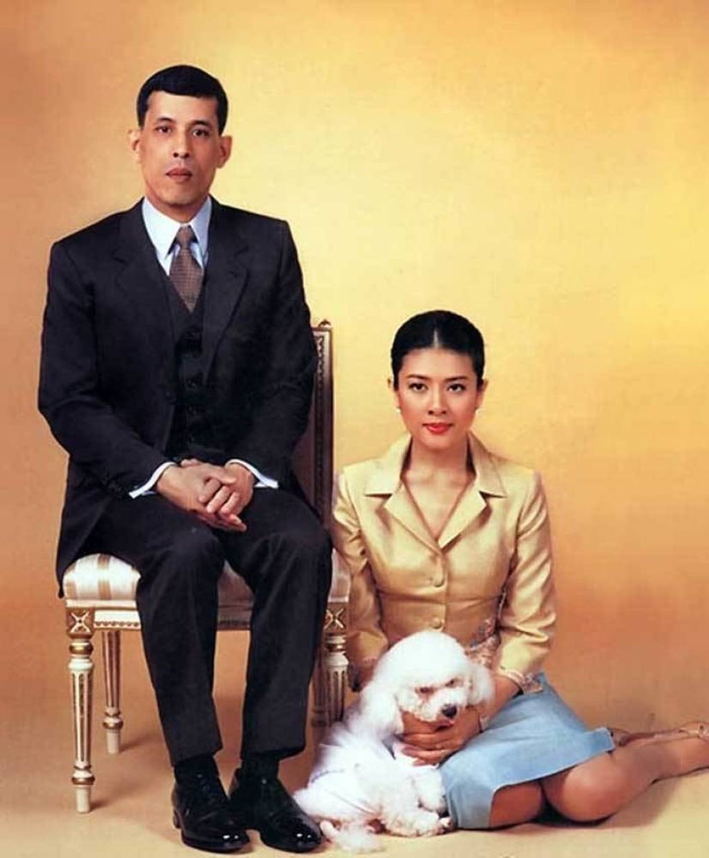 King Maha Vajiralongkorn, his ex-wife – Thai actress Sujarinee Vivacharawongse – and his dog, Foo Foo. Photo: Alchetron King Maha Vajiralongkorn, his ex-wife – Thai actress Sujarinee Vivacharawongse – and his dog, Foo Foo. Photo: Alchetron