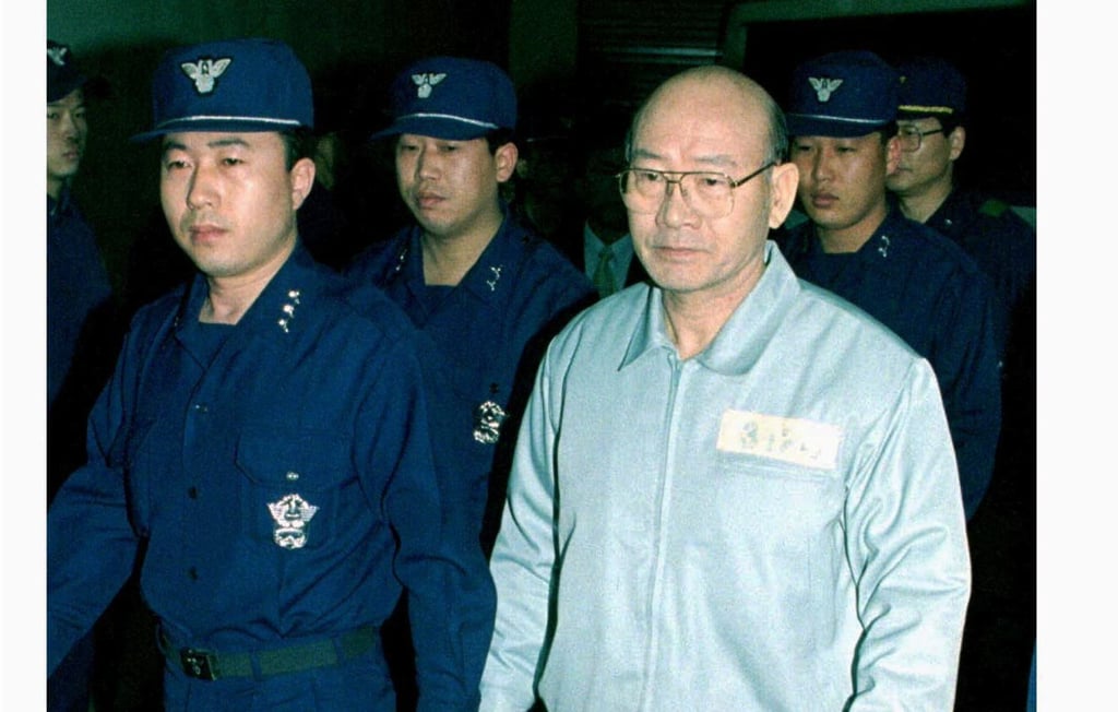 Chun Doo-hwan is escorted by police into the Seoul District Criminal courthouse on March 11, 1996. File photo: Reuters