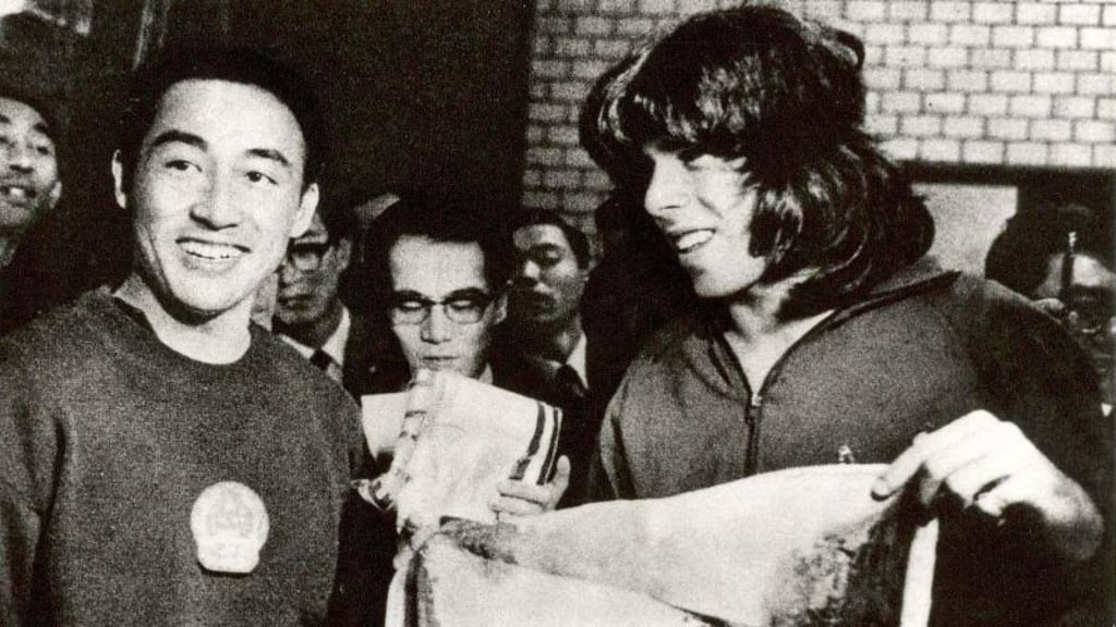 Chinese three-time world champion Zhuang Zedong (left) presents a Yellow Mountain silk weaving art to American Glenn Cowan on April 4, 1971. Photo: Handout