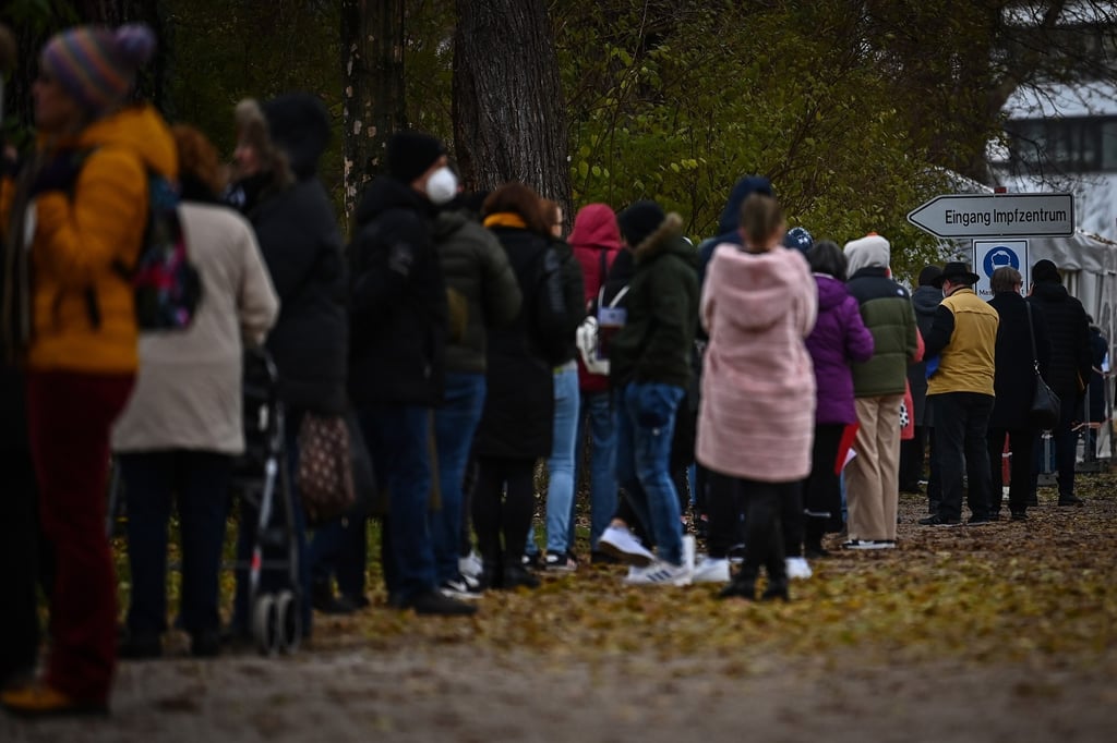 People queue up in front of a vaccination centre in Landshut, Germany. Photo: EPA-EFE People queue up in front of a vaccination centre in Landshut, Germany. Photo: EPA-EFE