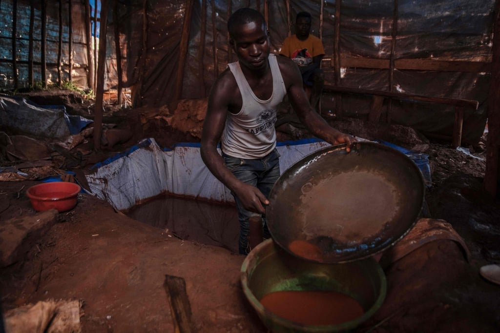 An artisanal miner pans for gold in the Luhihi gold mine, 50 km from the town of Bukavu, capital of South Kivu province in eastern Democratic Republic of Congo, on November 6, 2021. - The Luhihi mining site was discovered by the local population about two years ago, a mountain of gold at the heart of conflicts as well as human rights violations, in the last five months seven people have died in inhumane conditions. (Photo by Guerchom NDEBO / AFP)