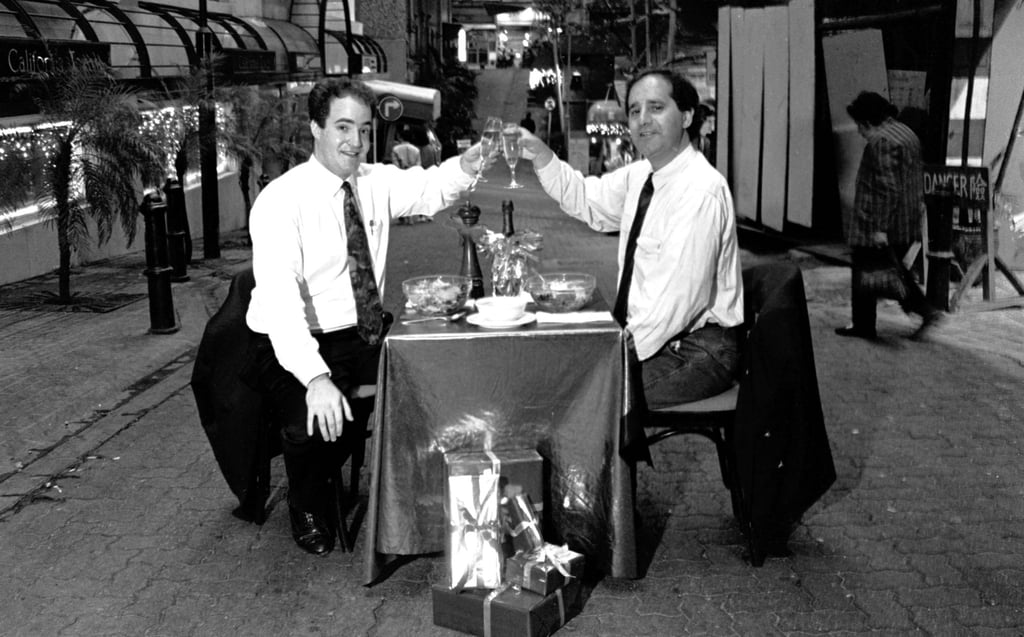 Feldman (left), then general manager of Graffiti restaurant, shares a toast with Phil Rosenberg, managing director of Great Wall Graphics, in Lan Kwai Fong, Hong Kong, in 1991. Photo: SCMP