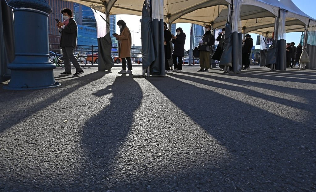 People stand in line to get a Covid-19 test at a screening clinic in Seoul, South Korea, on November 26. Photo: EPA-EFE People stand in line to get a Covid-19 test at a screening clinic in Seoul, South Korea, on November 26. Photo: EPA-EFE