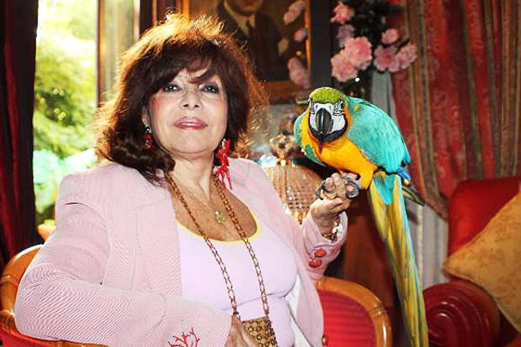 Patrizia Reggiani, who is played by Lady Gaga in House of Gucci, with her pet parrot. Photo: @no_pussibility/Twitter Patrizia Reggiani, who is played by Lady Gaga in House of Gucci, with her pet parrot. Photo: @no_pussibility/Twitter