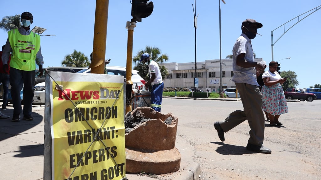 A daily newspaper poster reports on the new Omicron coronavirus variant in Harare, Zimbabwe, on November 29, 2021. Photo: EPA-EFE A daily newspaper poster reports on the new Omicron coronavirus variant in Harare, Zimbabwe, on November 29, 2021. Photo: EPA-EFE