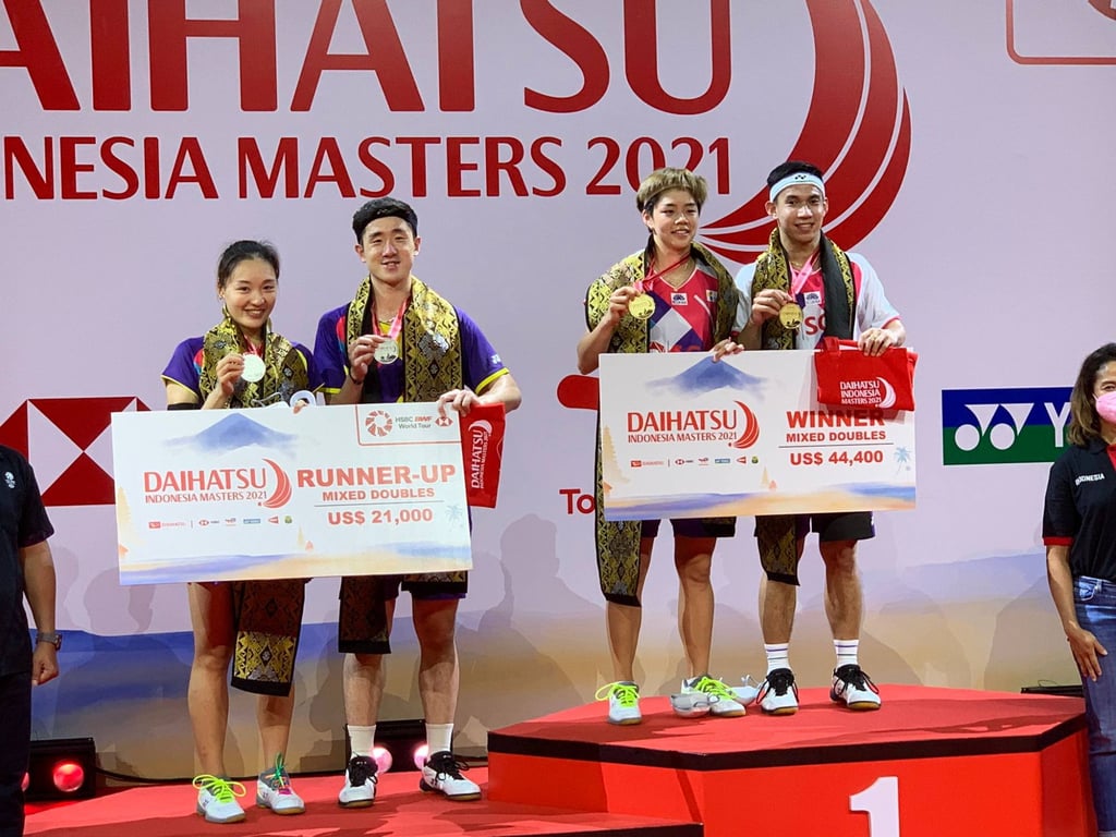 Tang Chun-man and Tse Ying-suet (left) at the prize presentation of the Indonesia Masters. They settled for silver after being blitzed by number one seeds Dechapol Puavaranukroh and Sapsiree Taerattanachai, of Thailand. Photo: Handout.