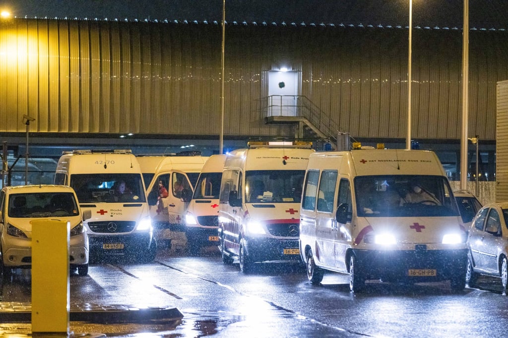 Red Cross health workers transport passengers infected with coronavirus returning from South Africa for quarantine in a hotel in Schiphol, the Netherlands, on Saturday. Photo: EPA-EFE