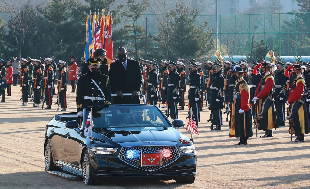 South Korean Defence Minister Suh Wook and his US counterpart Lloyd Austin inspect honour guards before their meeting on December 2, 2021, in Seoul. Photo: YNA/dpa