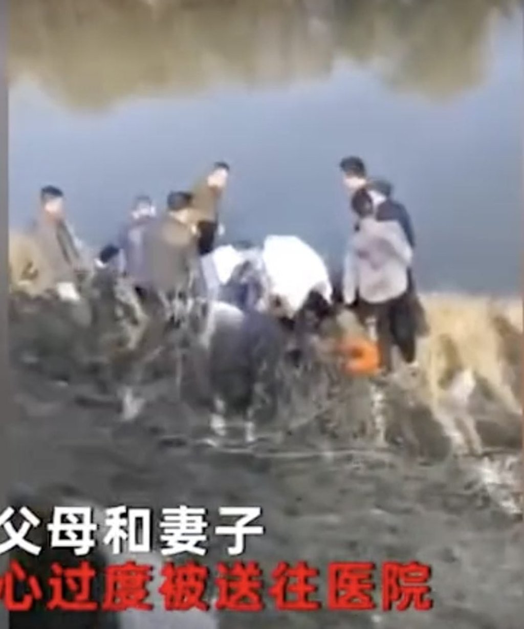 Residents in Jingzhou gather around an area where a delivery driver and elderly woman died. Photo: QQ Residents in Jingzhou gather around an area where a delivery driver and elderly woman died. Photo: QQ