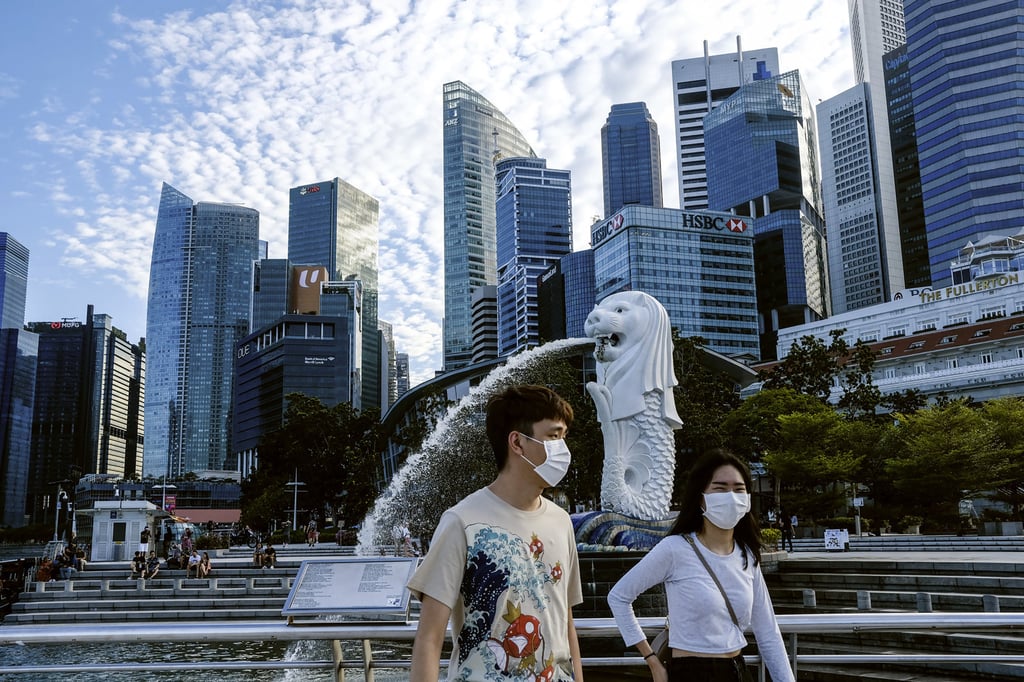 A couple wearing face masks walk past the Merlion statue in Singapore on March 14, 2020. Singapore’s strategic doctrine has been anchored in two key tenets – the importance of pragmatism in dealing with larger neighbours as well as the recognition of existential vulnerability to external threats.Photo: AP