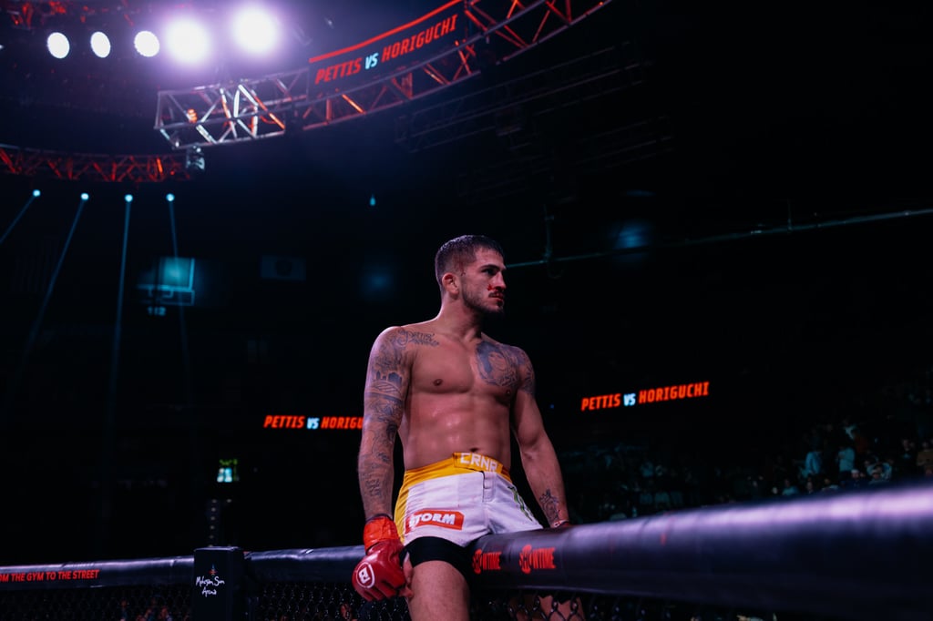 グランドセイコー セール Pettis Sergio 272: Bellator starches Post Morning China South | belt bantamweight retain to KO fist back spinning  spectacular with Horiguchi Kyoji 小物