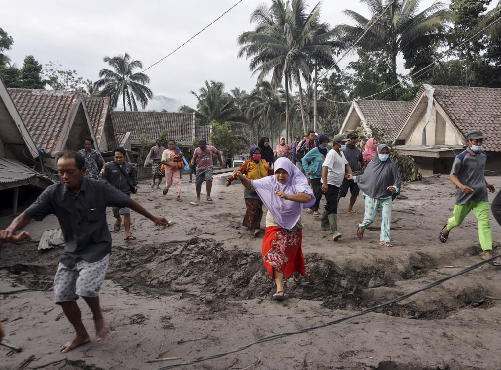 People inspect their village buried with volcanic ash at the Sumber Wuluh village in East Java on December 5, 2021. Photo: EPA-EFE People inspect their village buried with volcanic ash at the Sumber Wuluh village in East Java on December 5, 2021. Photo: EPA-EFE