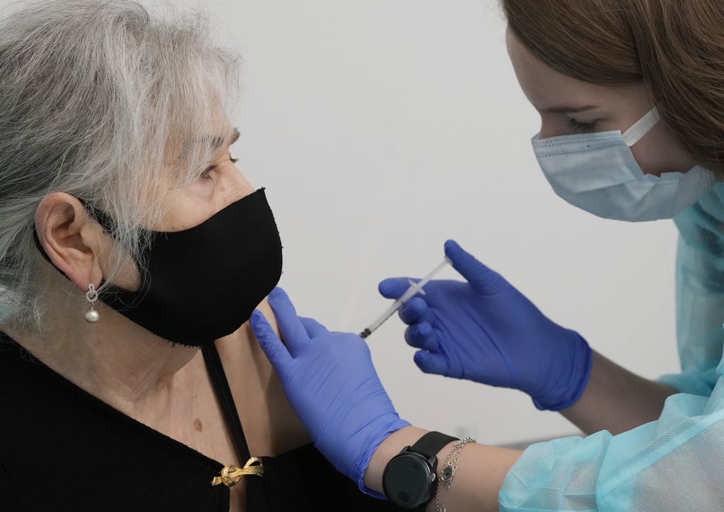 Hanna Zientara, an 83-year-old resident of Warsaw, receives a booster shot in Warsaw. Photo: AP