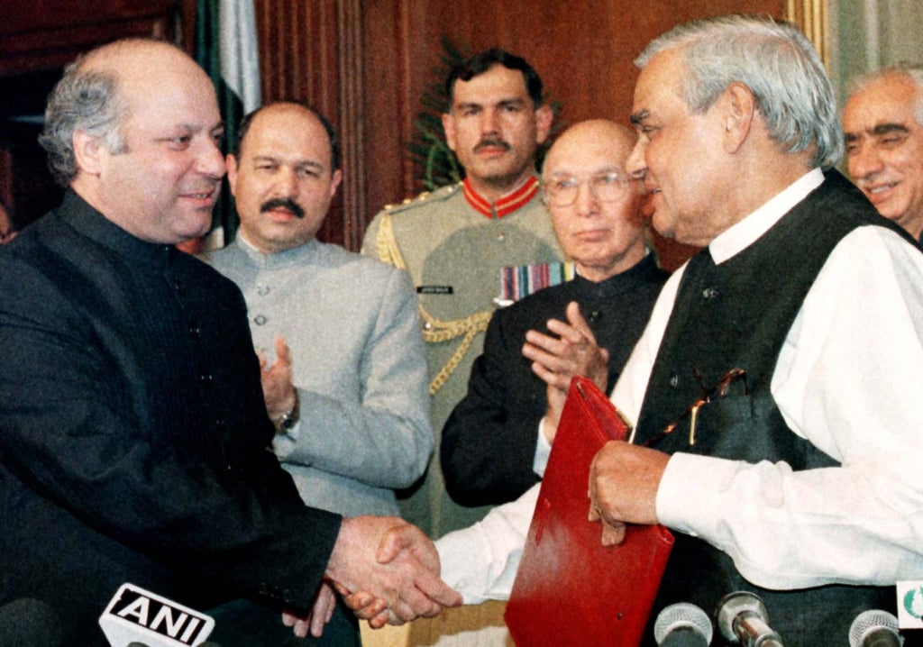 Pakistan’s then-prime minister Nawaz Sharif, left, (L) shakes hands with his Indian counterpart Atal Behari Vajpayee after signing the Lahore Declaration. Photo: Reuters