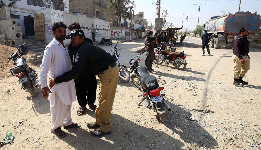 Pakistani security officials search people at a roadside check point, in Karachi, Pakistan, on December 10, 2021. The Pakistani Taliban has unilaterally announced an end to a month-long ceasefire with the Pakistani government, accusing the authorities of reneging on promises made in the initial stages of peace talks. Photo: EPA-EFE