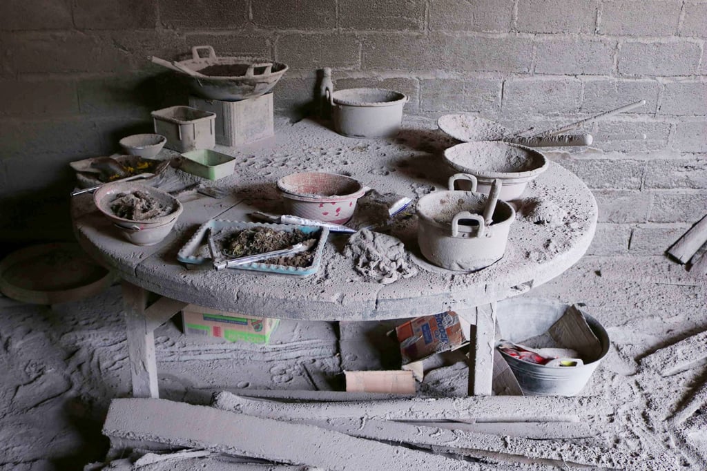 Cooking utensils are seen covered in volcanic ash in Lumajang on December 5, 2021, the day after a volcanic eruption on Mount Semeru. Photo: AFP Cooking utensils are seen covered in volcanic ash in Lumajang on December 5, 2021, the day after a volcanic eruption on Mount Semeru. Photo: AFP