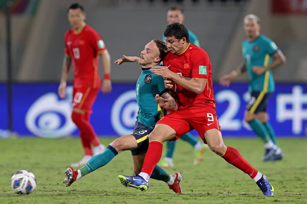 Australia’s midfielder James Jeggo (left) vies for the ball with China forward Elkeson during the 2022 Qatar World Cup Asian Qualifiers. Photo: AFP