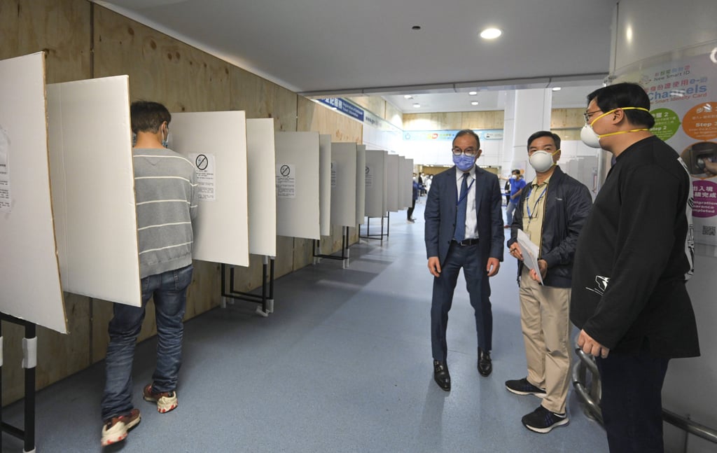 Secretary for Constitutional and Mainland Affairs Erick Tsang Kwok-wai (second from left) inspects voting arrangements at the Lo Wu boundary control point on Wednesday. Photo: Handout