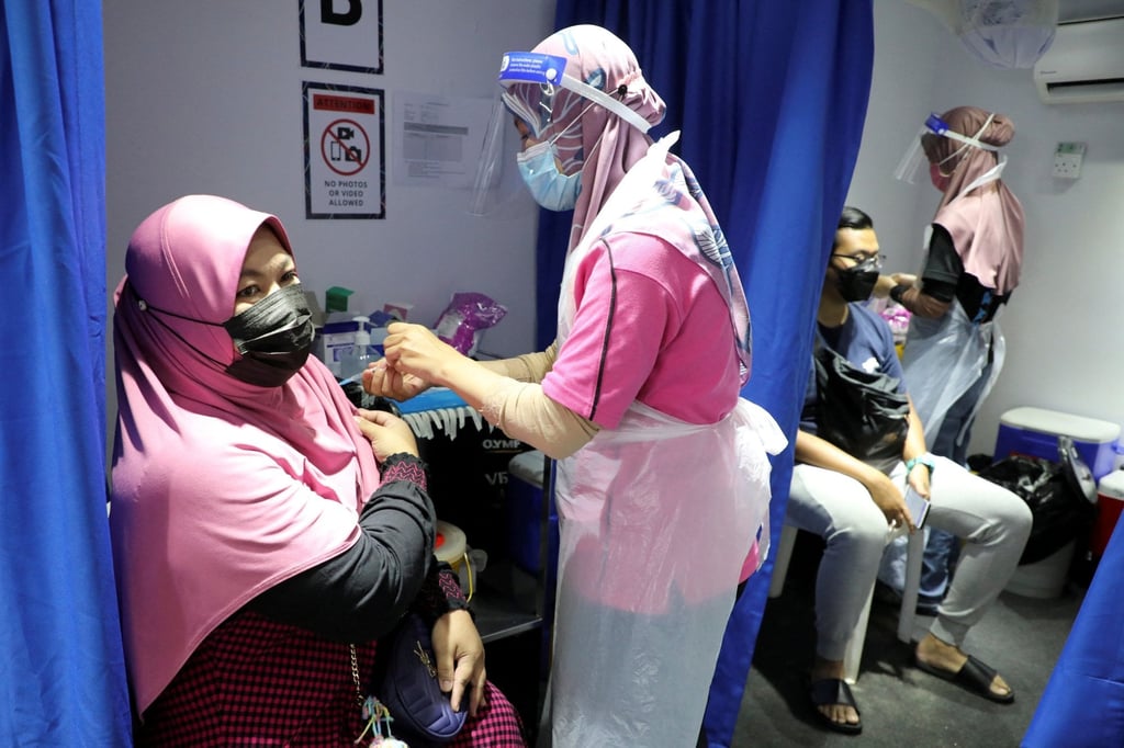 Malaysians are vaccinated with doses of the Sinovac vaccine in Kuala Lumpur. Photo: Reuters