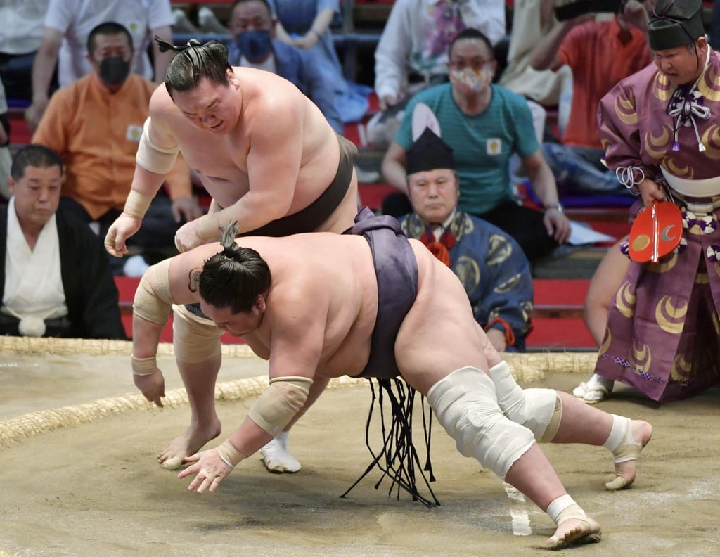 Grand champion Hakuho (top) defeats ozeki Terunofuji on the final day of the Nagoya Grand Sumo Tournament at Dolphins Arena in Nagoya, Japan, on July 18, 2021. Photo: Getty Images