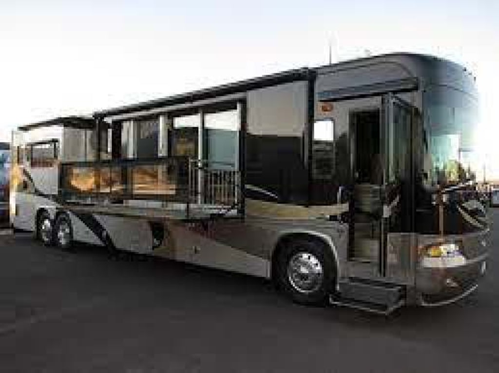 Salman Khan’s vanity van. Photo: @SalmanFC_com/Twitter