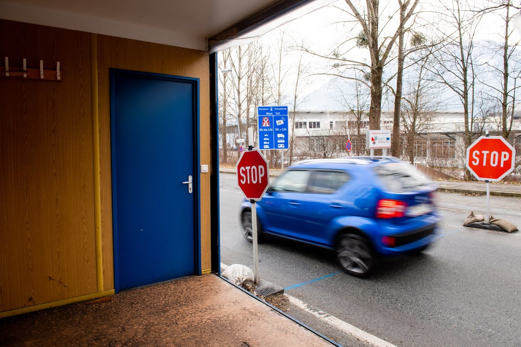 A car drives past an empty police hut at the border crossing to Austria near Niederndorf. Stricter entry regulations for Austria have been in force since December 20. Photo: dpa
