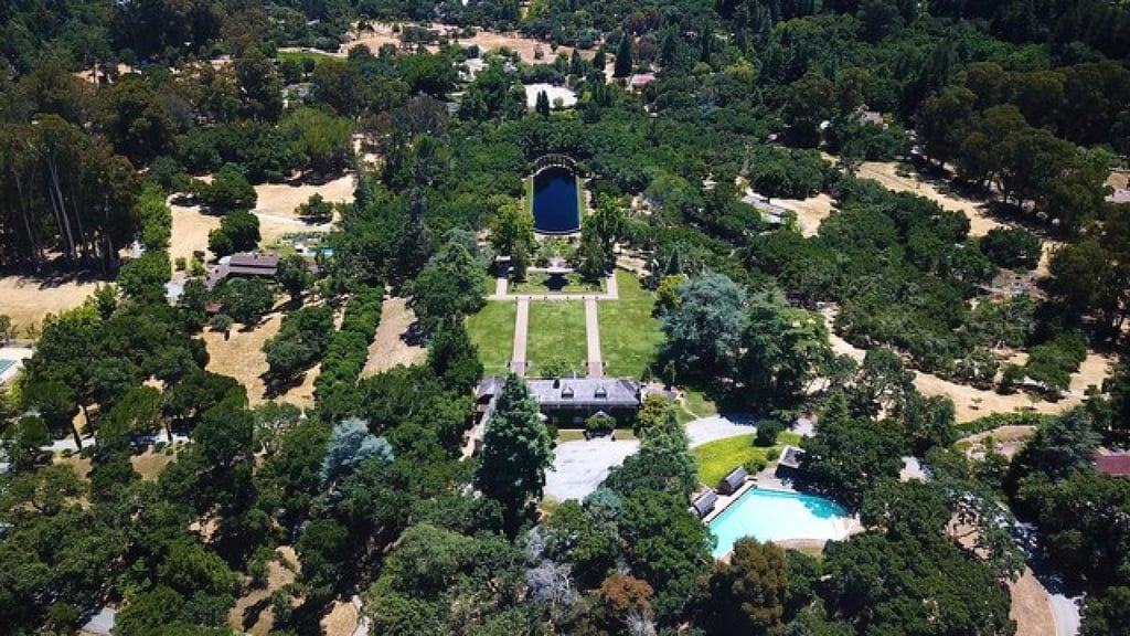 Theranos founder Elizabeth Holmes and her boyfriend William “Billy” Evans live in a mansion in Green Gables, Silicon Valley. Photo: Christie’s International Real Estate Theranos founder Elizabeth Holmes and her boyfriend William “Billy” Evans live in a mansion in Green Gables, Silicon Valley. Photo: Christie’s International Real Estate