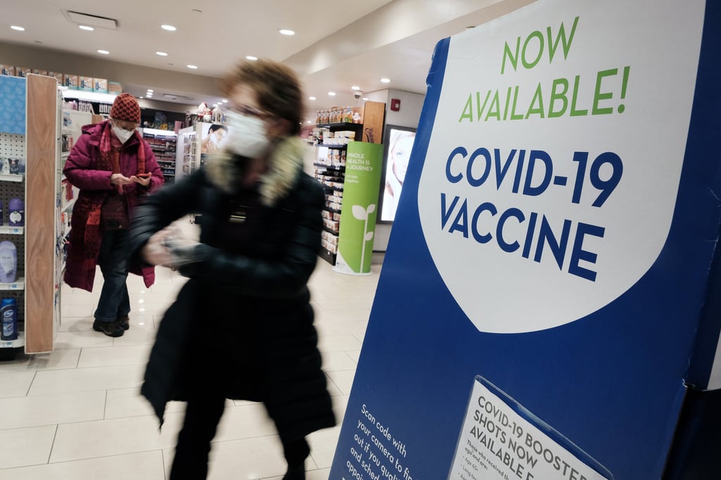 A pharmacy in New York advertising vaccines. Health officials and President Biden are urging more Americans to get vaccinated and receive booster shots. Photo: Getty Images
