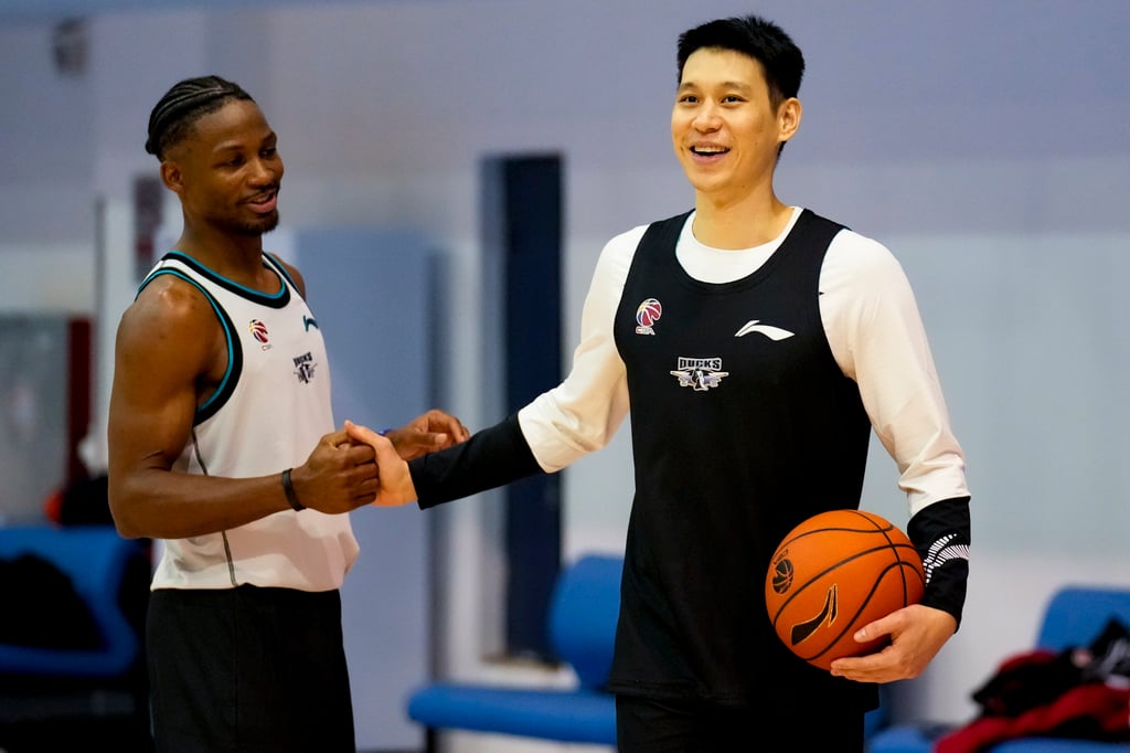 Jeremy Lin with Beijing Ducks teammate Jonathan Gibson during this week’s training session in Beijing. Photo: Getty Images Jeremy Lin with Beijing Ducks teammate Jonathan Gibson during this week’s training session in Beijing. Photo: Getty Images