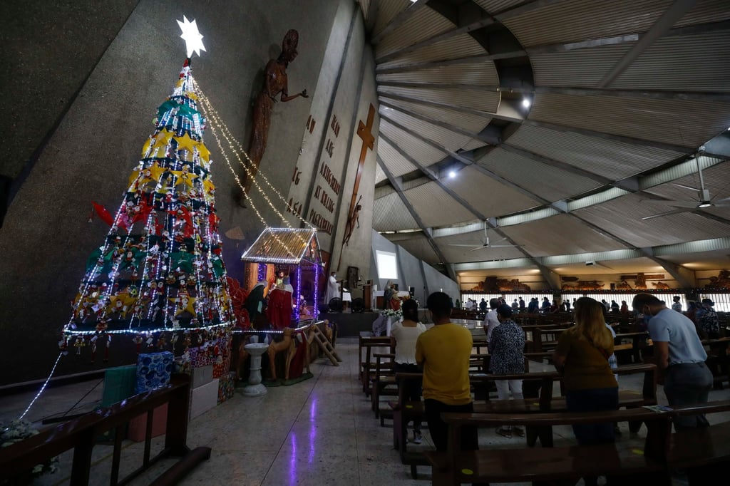 Catholics attend Christmas Day holy mass at a church in Quezon City, Philippines. Photo: EPA Catholics attend Christmas Day holy mass at a church in Quezon City, Philippines. Photo: EPA