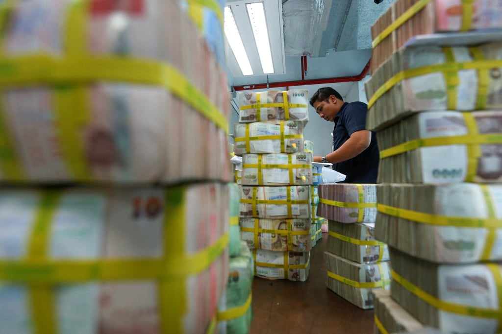A bank employee gathers Thai baht notes at a Kasikornbank branch in Bangkok, Thailand, on May 12, 2016. The currency crisis that hit Thailand, South Korea and Indonesia in 1997-98 bankrupted countless businesses and made millions jobless. Photo: Reuters A bank employee gathers Thai baht notes at a Kasikornbank branch in Bangkok, Thailand, on May 12, 2016. The currency crisis that hit Thailand, South Korea and Indonesia in 1997-98 bankrupted countless businesses and made millions jobless. Photo: Reuters