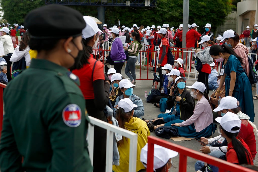 Cambodian workers gather during a strike near Nagaworld Casino in Phnom Penh, Cambodia, on December 19 over the firm firing hundreds of staff in April. Photo: EPA-EFE